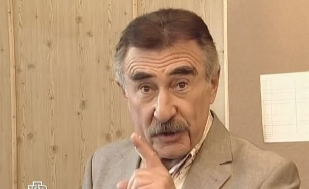 Мем с мужчиной, поднявшим указательный палец